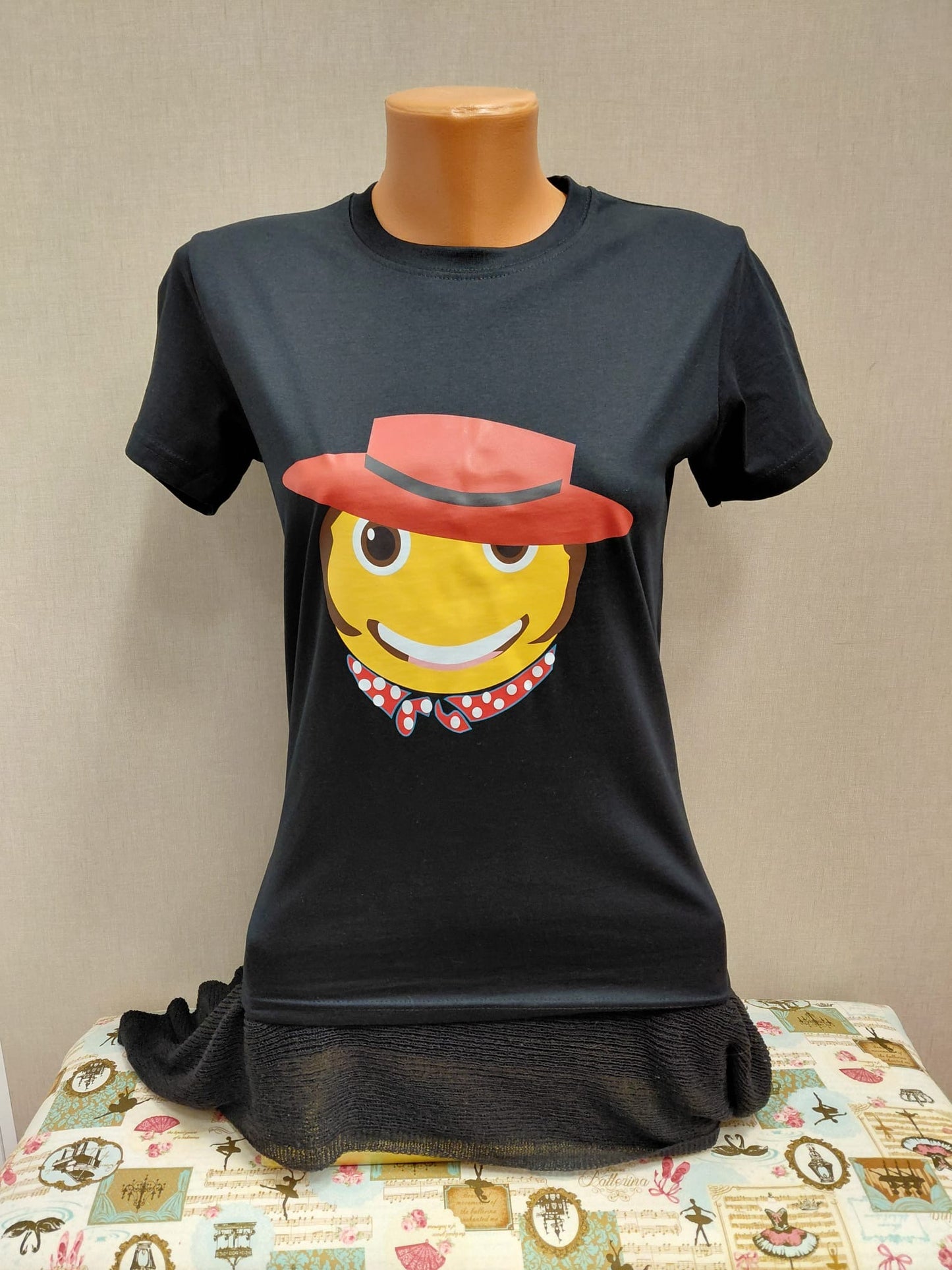 Camiseta flamenca UNISEX negra estampada.