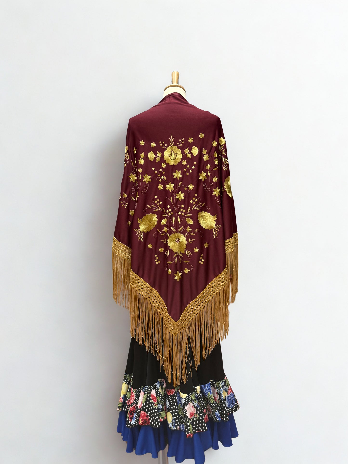 MANTÓN BURDEOS EN PICO BORDADO FLORAL