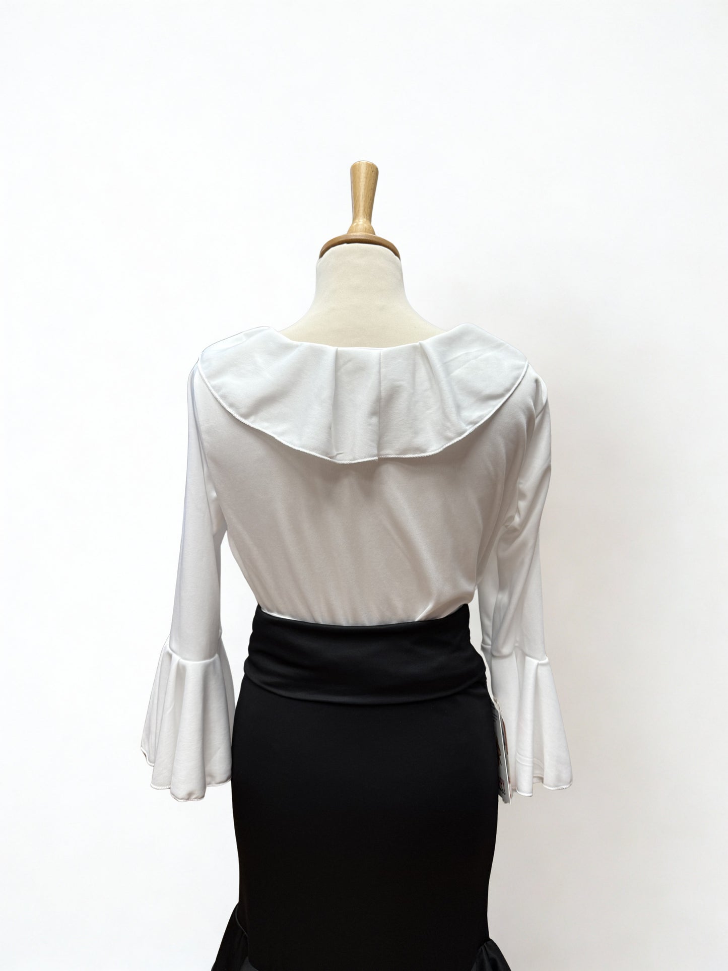 BLUSA BLANCA CON VOLANTE EN ESCOTE