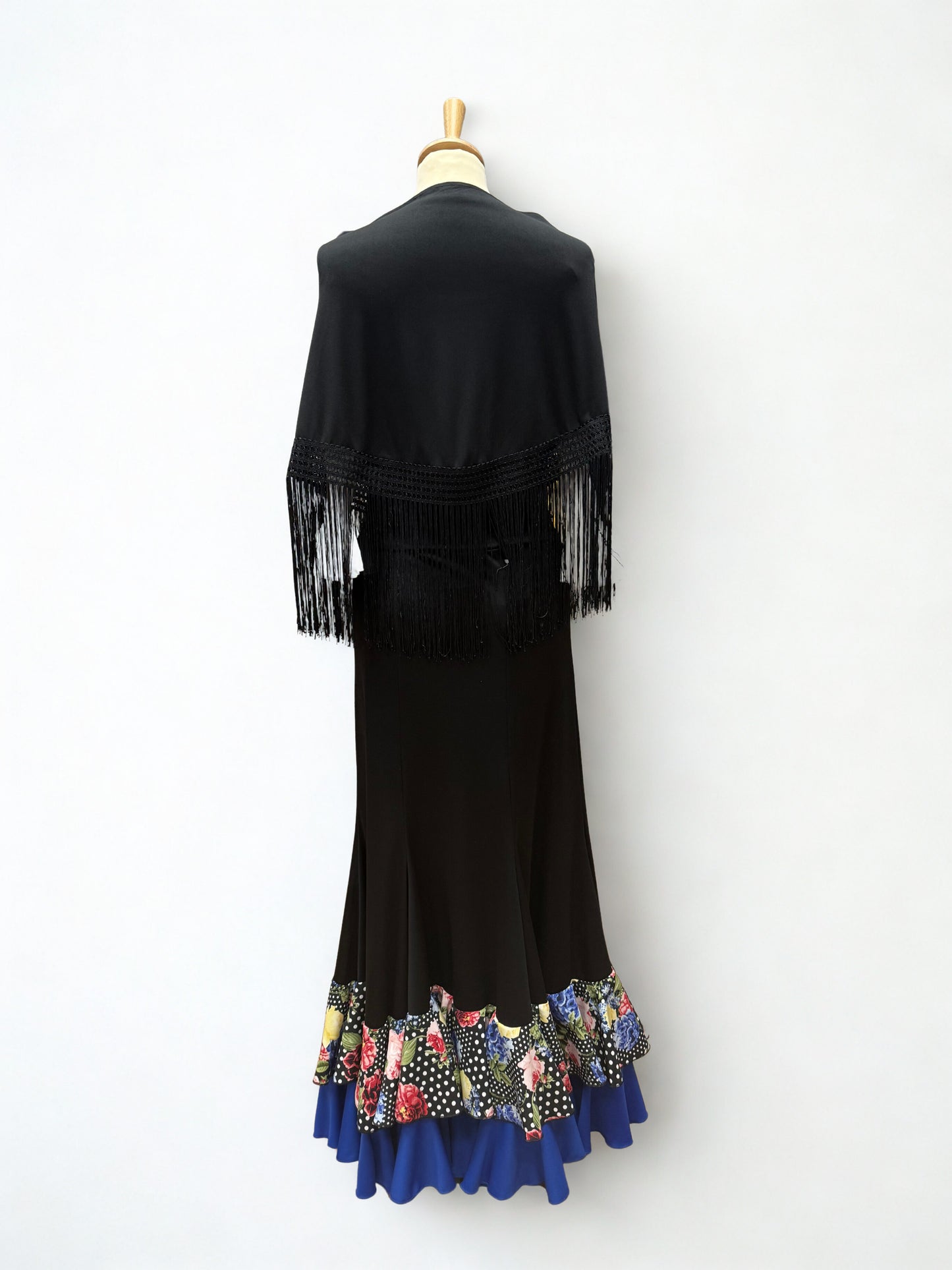 MANTÓN NEGRO EN PICO LISO CON FLECOS