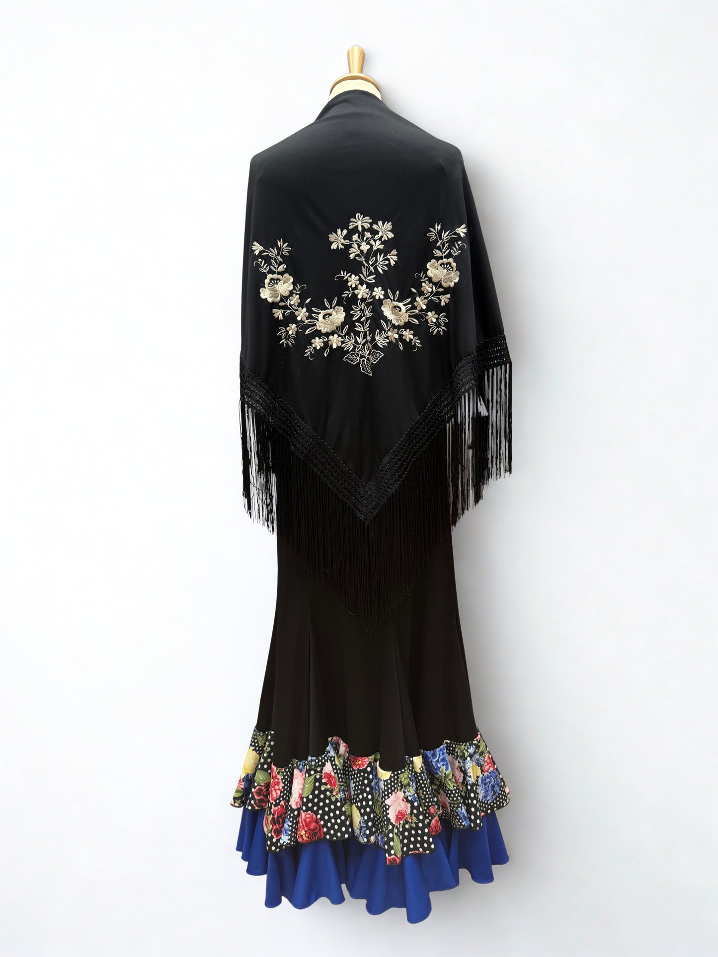 MANTÓN NEGRO EN PICO CON BORDADO FLORAL BLANCO Y FLECOS NEGROS