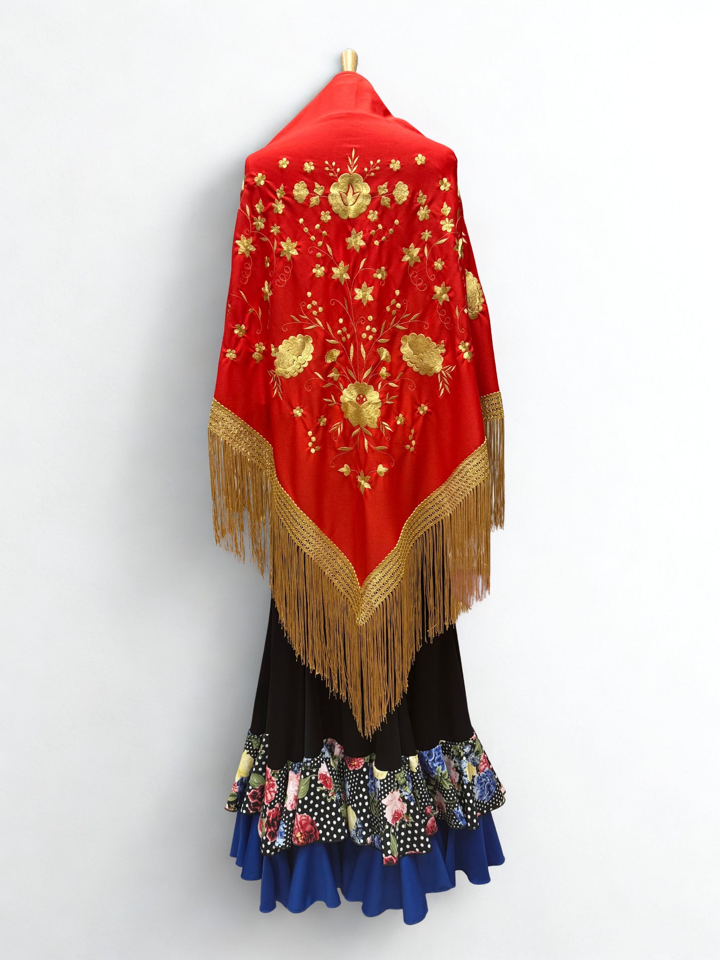 MANTÓN ROJO EN PICO, BORDADO FLORAL DORADO Y FLECO DORADO