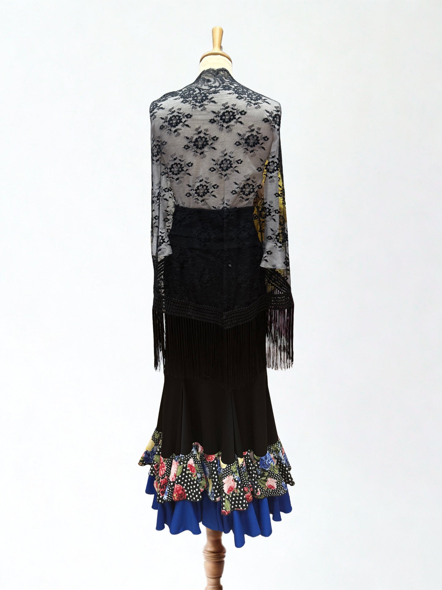 MANTÓN NEGRO ENCAJE CON MOTIVO FLORAL Y FLECOS NEGROS