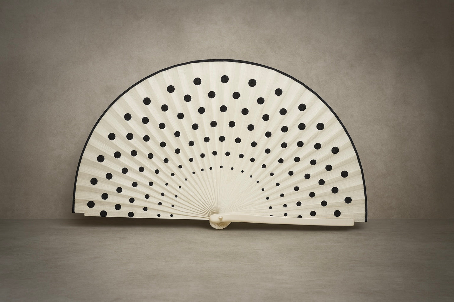 ABANICO BLANCO CON LUNARES NEGROS