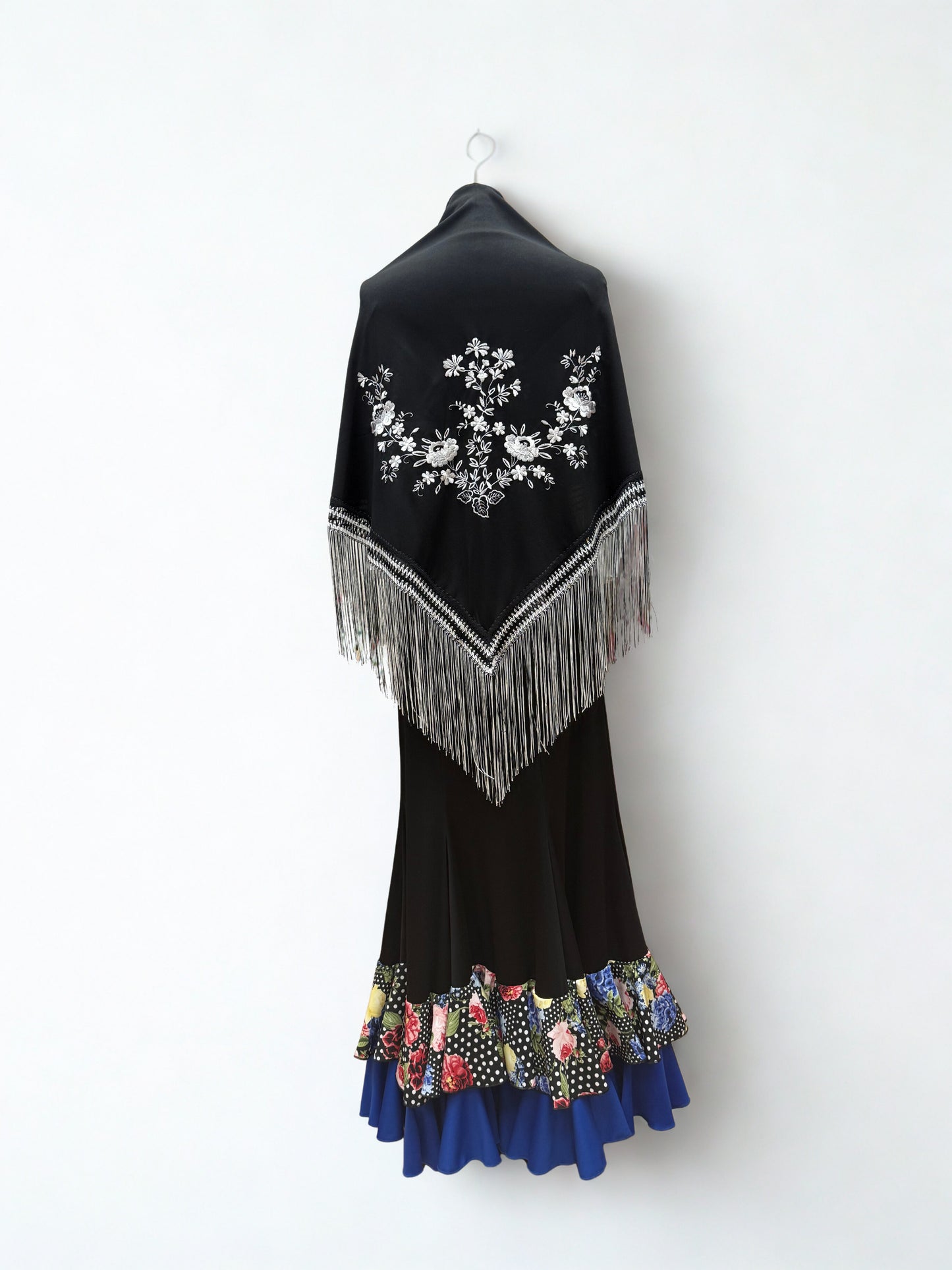 MANTÓN NEGRO EN PICO CON BORDADO FLORAL BLANCO Y FLECOS BLANCOS
