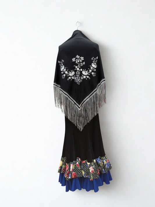 MANTÓN NEGRO EN PICO CON BORDADO FLORAL BLANCO Y FLECOS BLANCOS