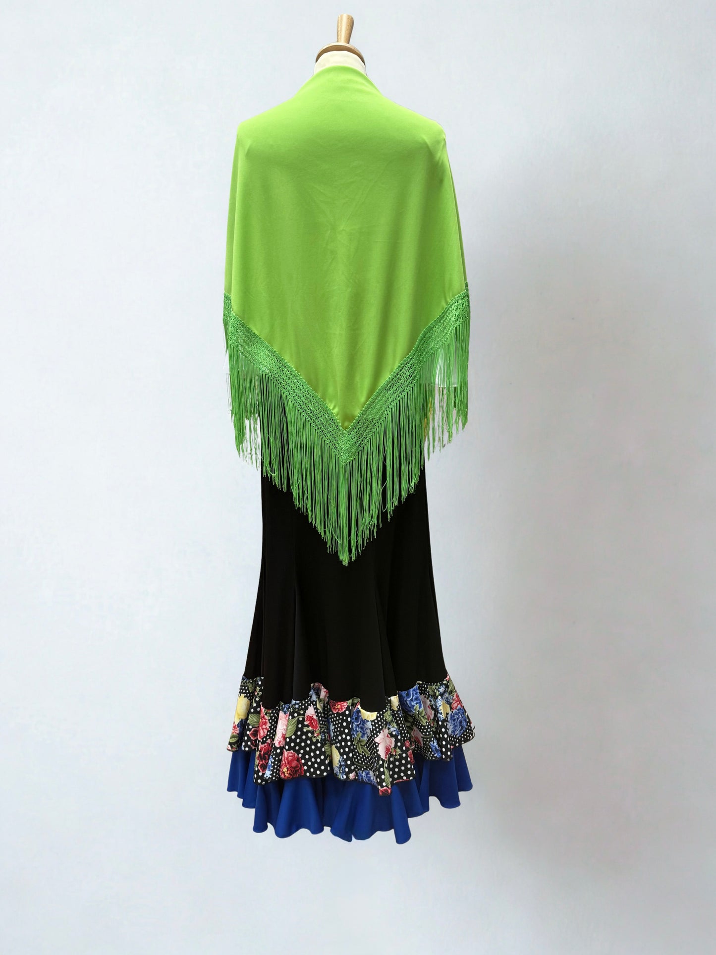 MANTÓN VERDE EN PICO LISO CON FLECOS VERDES.