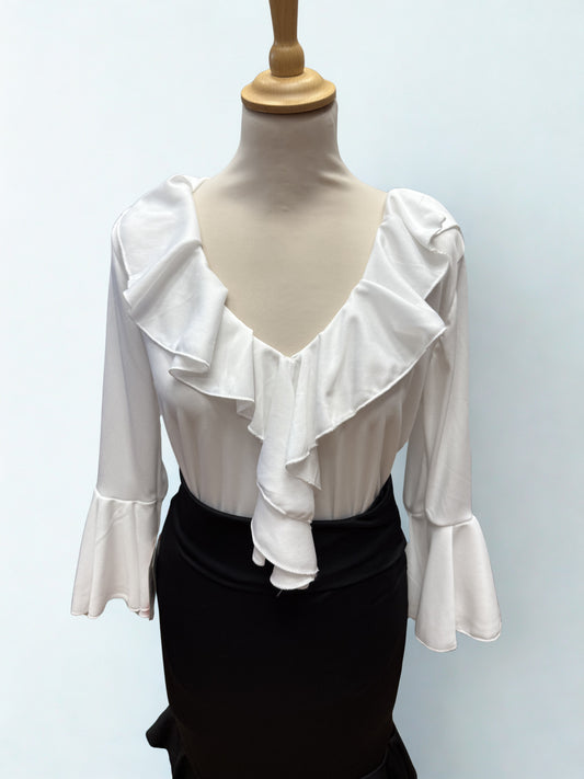 BLUSA BLANCA CON VOLANTE EN ESCOTE