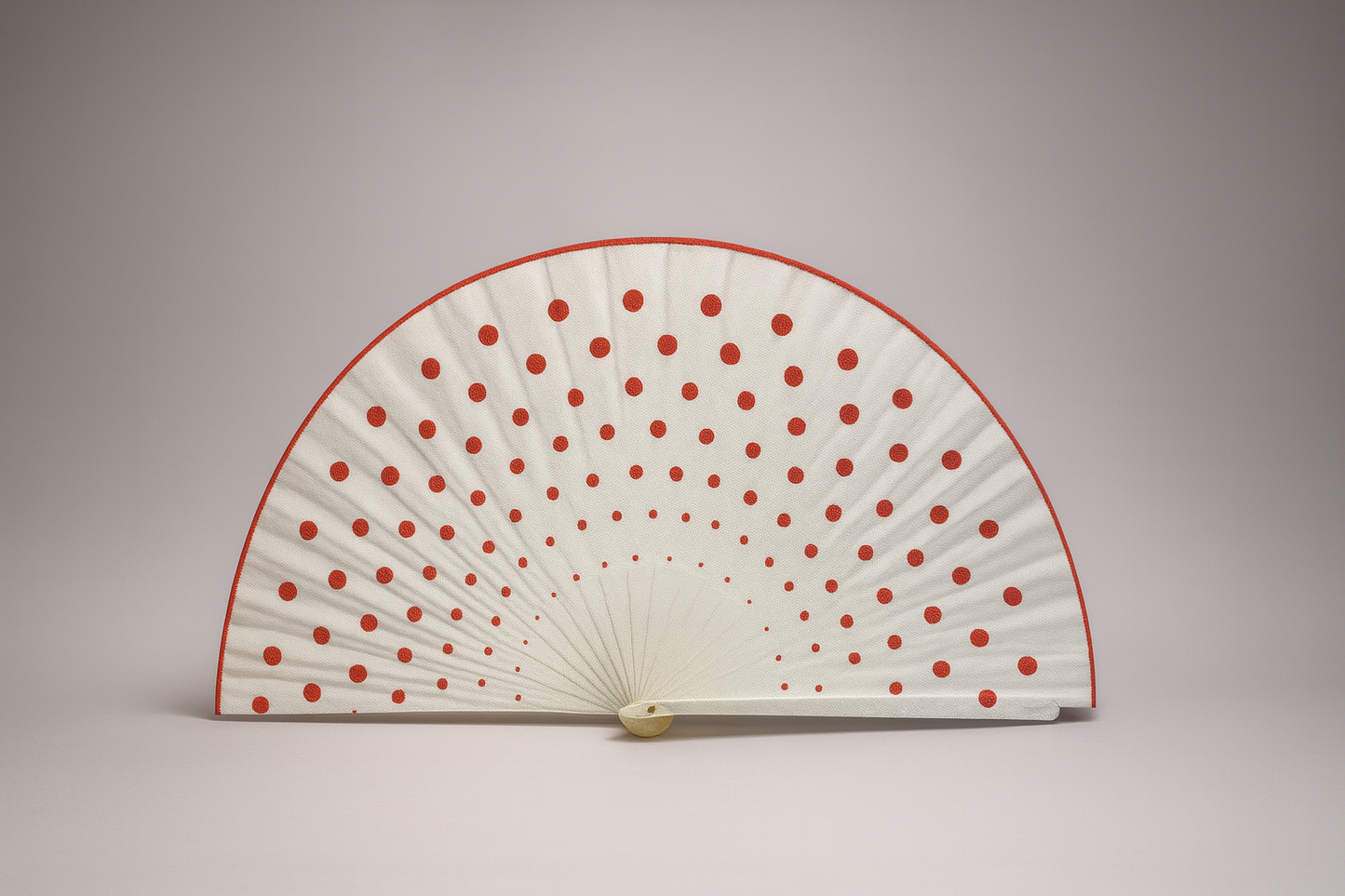 ABANICO BLANCO CON LUNARES ROJOS