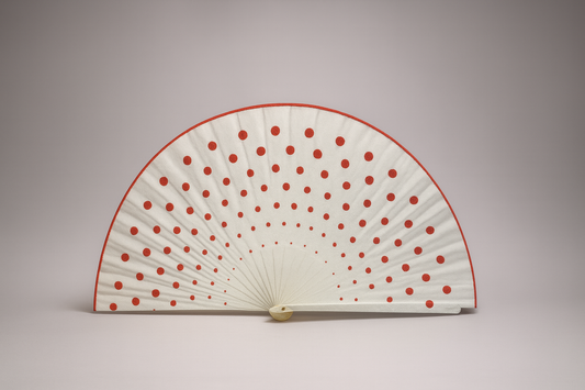 ABANICO BLANCO CON LUNARES ROJOS