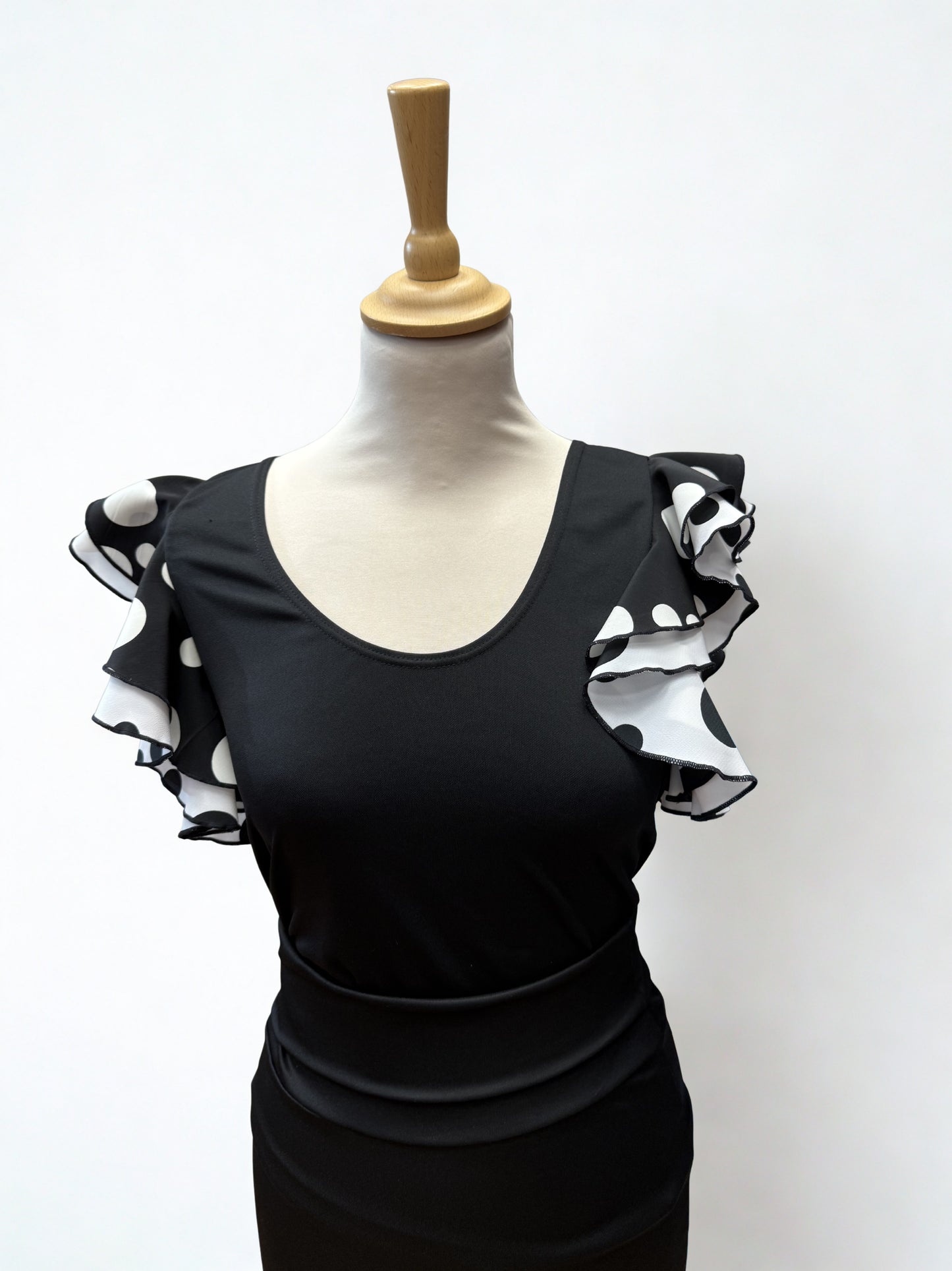 CUERPO NEGRO CON VOLANTES