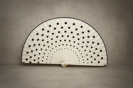 ABANICO BLANCO CON LUNARES NEGROS