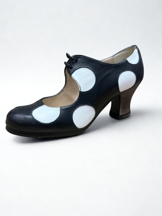 ZAPATOS PROFESIONALES BEGOÑA CERVERA MODELO LUNARES CORDONES, NEGROS CON LUNAR BLANCO TALLA 37