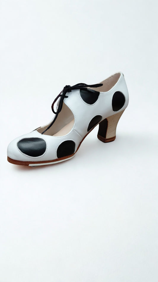 ZAPATOS PROFESIONALES BEGOÑA CERVERA MODELO LUNARES CORDONES, BLANCOS CON LUNAR NEGRO TALLA 38,5
