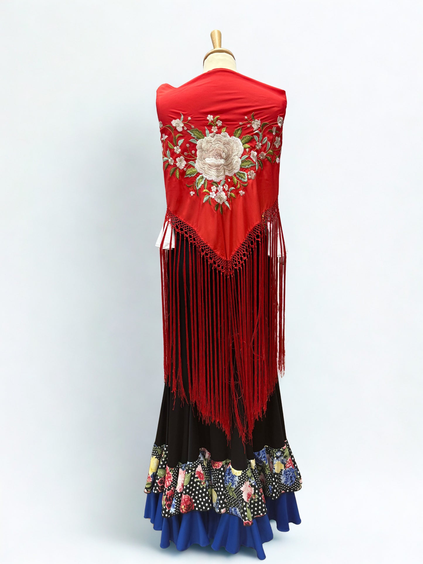 MANTÓN ROJO EN PICO CON BORDADO FLORAL FLECO LARGO